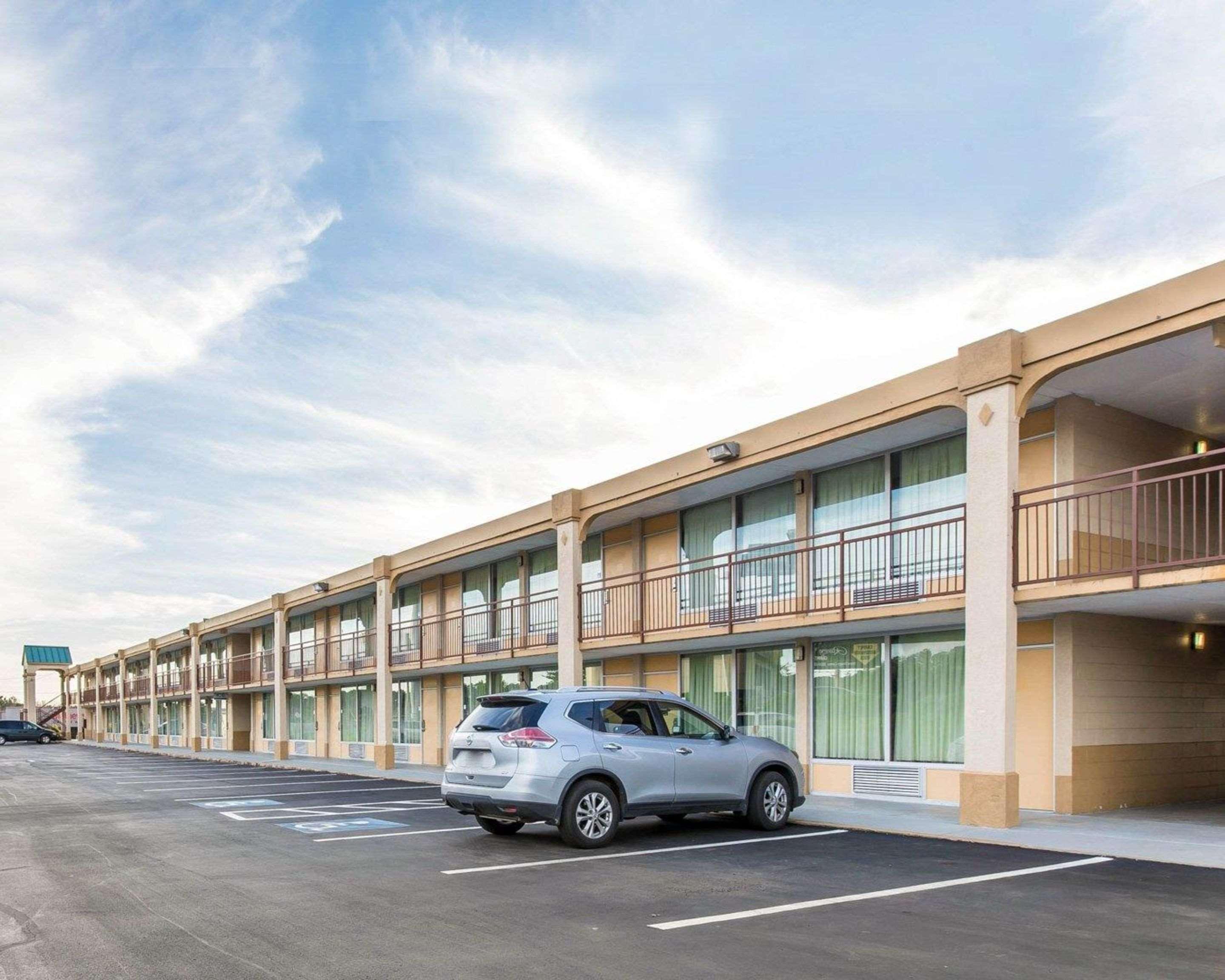 Econo Lodge Calhoun Exterior photo