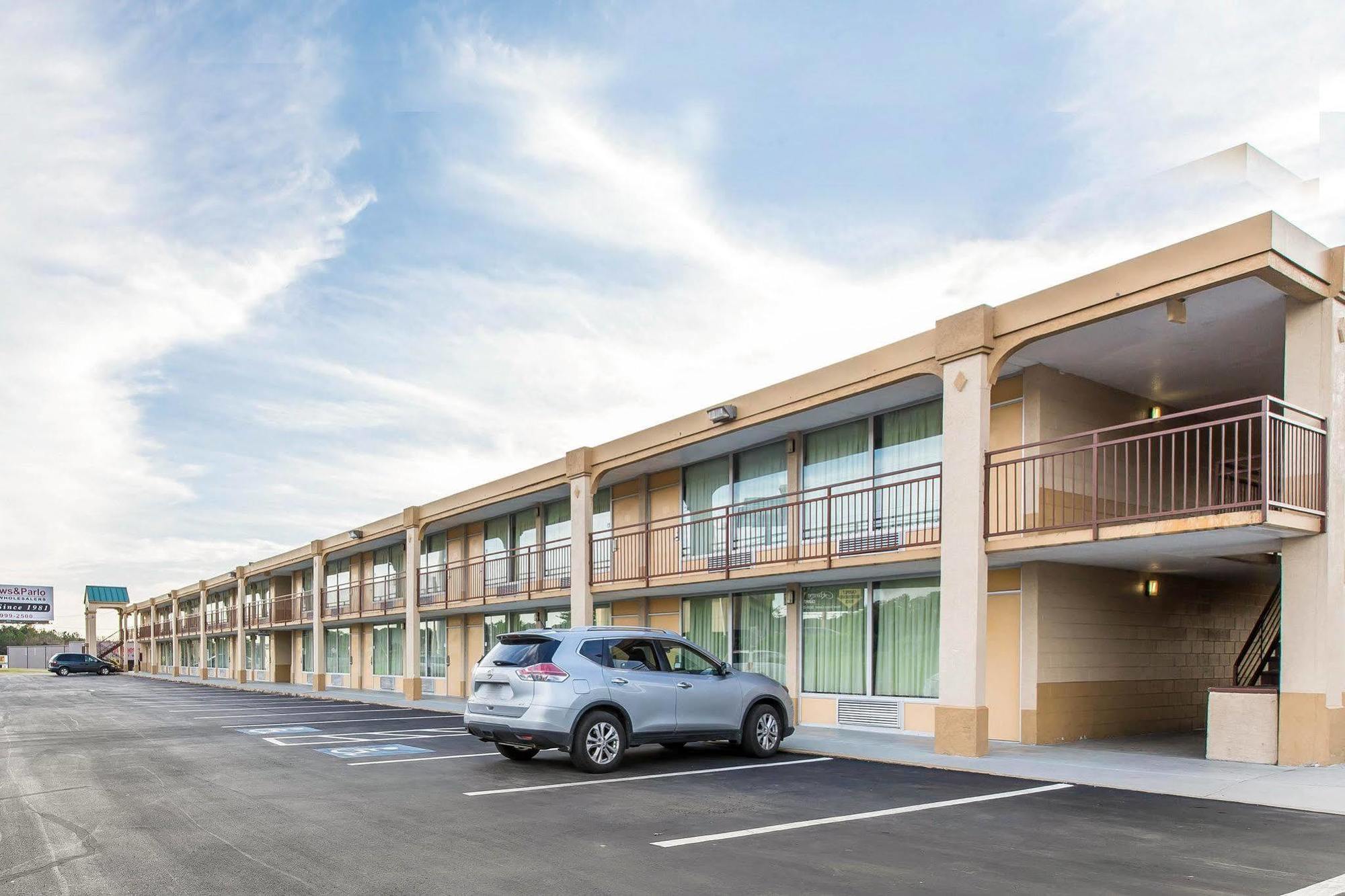 Econo Lodge Calhoun Exterior photo